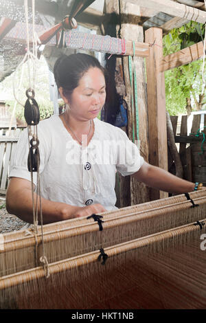 Tai Lire femme autochtone à l'aide d'un métier à tisser traditionnel, dans le Nord de la Thaïlande Banque D'Images