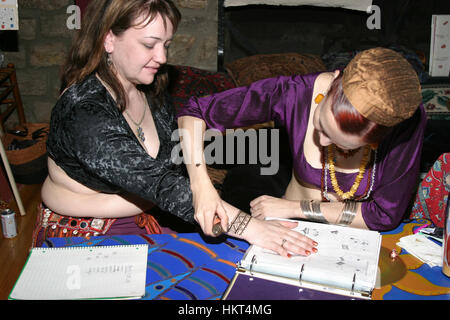 Henna artiste au travail Banque D'Images