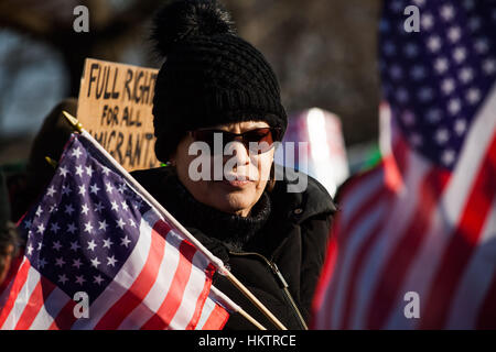 New York City, USA. 29 janvier, 2017. Les protestataires manifester contre le président américain Donald Trump, interdiction de l'immigration dans la ville de New York. Crédit : Konstantin Sergeyev/Alamy Live News Banque D'Images