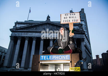 New York City, USA. 29 janvier, 2017. Les protestataires manifester contre le président américain Donald Trump, interdiction de l'immigration dans la ville de New York. Crédit : Konstantin Sergeyev/Alamy Live News Banque D'Images