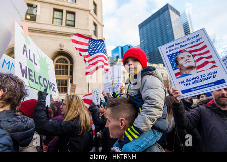 New York City, USA. 29 janvier, 2017. Mars & rallye : Nous allons mettre fin à l'interdiction des réfugiés musulmans &. Des milliers de New Yorkais se sont rassemblés à Battery Park pour une marche vers la Place de Foley pour protester contre l'interdiction de voyager du Trump Président contre sept nations musulmanes principalement. Credit : Stacy Walsh Rosenstock/Alamy Live News Banque D'Images