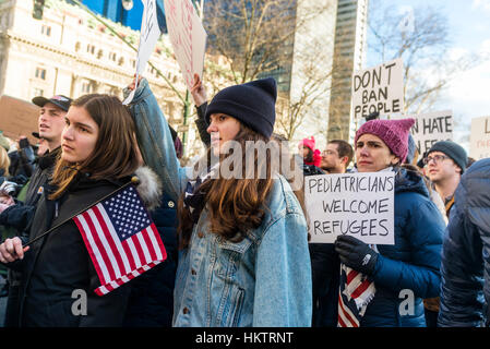 New York City, USA. 29 janvier, 2017. Mars & rallye : Nous allons mettre fin à l'interdiction des réfugiés musulmans &. Des milliers de New Yorkais se sont rassemblés à Battery Park pour une marche vers la Place de Foley pour protester contre l'interdiction de voyager du Trump Président contre sept nations musulmanes principalement. Credit : Stacy Walsh Rosenstock/Alamy Live News Banque D'Images