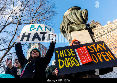 New York City, USA. 29 janvier, 2017. Mars & rallye : Nous allons mettre fin à l'interdiction des réfugiés musulmans &. Des milliers de New Yorkais se sont rassemblés à Battery Park pour une marche vers la Place de Foley pour protester contre l'interdiction de voyager du Trump Président contre sept nations musulmanes principalement. Credit : Stacy Walsh Rosenstock/Alamy Live News Banque D'Images
