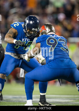 Orlando, USA. 29 janvier, 2017. Tampa Bay Buccaneers attaquer défensive Gerald McCoy célèbre avec Seattle Seahawks défensive fin Michael Bennett après Bennett limogé Cincinnati Bengals quarterback Andy Dalton au cours du deuxième trimestre de l'AFC NFC Pro Bowl au Camping World Stadium à Orlando, Floride. Credit : Loren Elliott/Tampa Bay Times/ZUMA/Alamy Fil Live News Banque D'Images