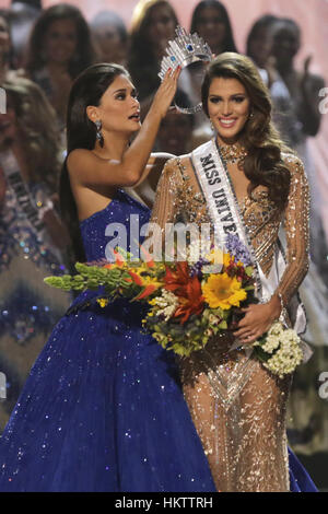 Manille, Philippines. Jan 30, 2017. Miss France Iris Mittenaere (R) réagit comme elle est couronnée par Pia Wurtzbach (L) la Miss Univers 2015 au Mall of Asia Arena à Manille, aux Philippines. Les autres finalistes sont Miss Haïti Raquel Pelissier et Miss Colombie Andrea Tovar. Credit : Linus Gardien Escandor Ii/ZUMA/Alamy Fil Live News Banque D'Images