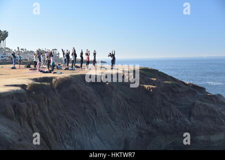 San Diego, Californie. 29 janvier, 2017. L'un des nombreux cours de yoga, dirigé par plus de 50 maîtres enseignants de Californie du Sud, offerts pendant les trois jours du Festival de Yoga à San Diego sur l'Ocean Beach à San Diego, Californie. Cette séance de yoga a été offert le Sunset Cliffs au lever du soleil. Crédit : John D. Ivanko/Alamy Live News Banque D'Images