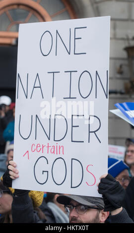 Boston, Massachusetts, USA. 29 janvier, 2017. Plus de 20 000 manifestants ont rempli Copley Square dans le centre de Boston pour protester contre le Président Donald Trump, à l'arrêt de l'immigration en provenance de l'Iran, l'Iraq, le Yémen, la Somalie, le Soudan, la Libye et la Syrie aux États-Unis. Plusieurs milliers de manifestants s'est alors un mille à travers le centre ville de la Massachusetts State House où la chanté pour le gouverneur. La manifestation à Copley Square a été organisée par la direction de la Massachusetts Council on American-Islamic Relations, CAIR. Credit : Chuck Nacke/Alamy Live News Banque D'Images