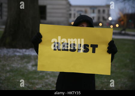 Bloomington, États-Unis. 29 Jan, 2017. Les manifestants tenir symptômes au cours de la 'pas d'interdiction ! Pas de mur !" à l'Hôtel de Ville. Le rallye a été une réponse au président des États-Unis, Donald Trump, qui a cessé de voyageurs en provenance de sept pays majoritairement musulmans d'être en mesure d'entrer aux États-Unis. L'ordre a également touché les réfugiés et certains titulaires de carte verte avec un statut de résident permanent. Crédit : Jeremy Hogan/Alamy Live News. Banque D'Images