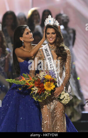 Manille, Philippines. Jan 30, 2017. Miss France Iris Mittenaere (R) réagit comme elle est couronnée par Pia Wurtzbach (L) la Miss Univers 2015 au Mall of Asia Arena à Manille aux Philippines. Les autres finalistes sont Miss Haïti Raquel Pelissier et Miss Colombie Andrea Tovar. Credit : Linus Gardien Escandor Ii/ZUMA/Alamy Fil Live News Banque D'Images