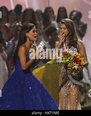 Manille, Philippines 30 Jan, 2017 Manille, Philippines. Le 30 janvier 2017. Miss France Iris Mittenaere (R) réagit comme elle est couronnée par Pia Wurtzbach (L) la Miss Univers 2015 au Mall of Asia Arena à Manille aux Philippines. Miss France Iris Mittenaere a été proclamé vainqueur de la 65e défilé de Miss Univers Crédit : Linus Gardien Escandor Ii/ZUMA/Alamy Fil Live News Crédit : Linus Gardien Escandor Ii/ZUMA/Alamy Fil Live News Banque D'Images