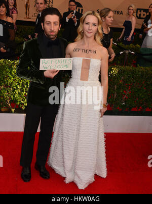 Los Angeles, USA. 29 janvier, 2017. Simon Helberg et sa femme, Jocelyn Towne 0173 arrivant à la 23e remise des Prix 2017 acteurs de cinéma au Sanctuaire Amphitheatre de Los Angeles. Le 29 janvier 2017. Credit : Gamma-USA/Alamy Live News Banque D'Images