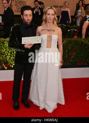 Los Angeles, USA. 29 janvier, 2017. Simon Helberg et sa femme, Jocelyn Towne 0174 arrivant à la 23e remise des Prix 2017 acteurs de cinéma au Sanctuaire Amphitheatre de Los Angeles. Le 29 janvier 2017. Credit : Gamma-USA/Alamy Live News Banque D'Images