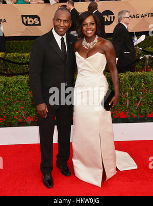 Los Angeles, USA. 29 janvier, 2017. Viola Davis, Julius Tennon arrivant à la 23e remise des Prix 2017 acteurs de cinéma au Sanctuaire Amphitheatre de Los Angeles. Le 29 janvier 2017. Credit : Gamma-USA/Alamy Live News Banque D'Images