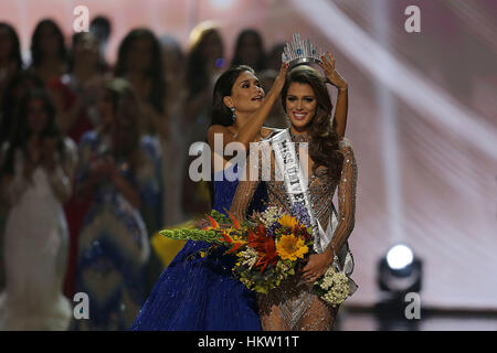 Pasay City, Philippines. Jan 30, 2017. Miss Univers 2015 Pia Wurtzbach (L) Miss Univers 2016 couronnes Mittenaere Iris de France à Pasay City, Philippines, le 30 janvier 2017. Credit : Rouelle Umali/Xinhua/Alamy Live News Banque D'Images