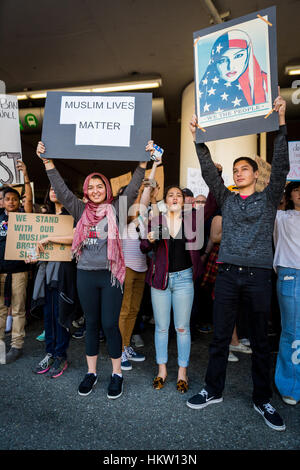 Los Angeles, Californie, USA. 29 janvier, 2017. Les gens avec des signes qui protestent contre l'interdiction de l'immigration Trump Président à l'aéroport de LAX à Los Angeles, Californie, le 29 janvier 2017. Crédit : Jim Newberry/Alamy Live News Banque D'Images