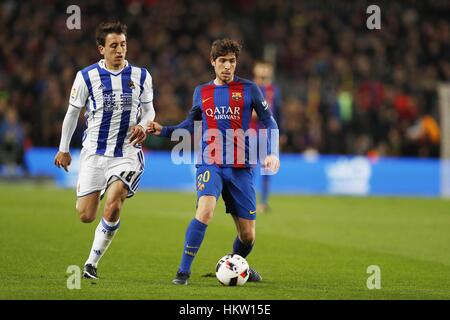 Barcelone, Espagne. 26 janvier, 2017. (L-R) Mikel Oyarzabal (Sociedad), Sergi Roberto (Barcelone) Football/soccer : espagnol 'Copa del Rey' match entre FC Barcelona 5-2 Real Sociedad au Camp Nou à Barcelone, Espagne . Credit : Mutsu Kawamori/AFLO/Alamy Live News Banque D'Images