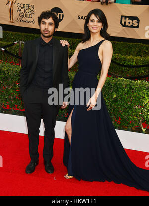 Los Angeles, USA. 29 janvier, 2017. Kunal Nayyar, Neha Kapur arrivant à la 23e remise des Prix 2017 acteurs de cinéma au Sanctuaire Amphitheatre de Los Angeles. Le 29 janvier 2017. Credit : Gamma-USA/Alamy Live News Banque D'Images