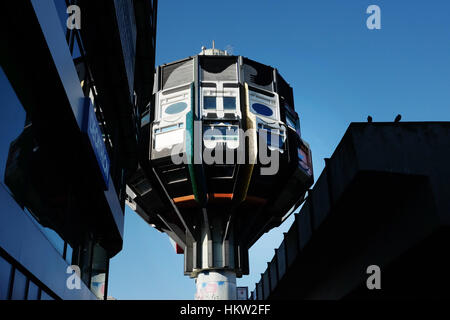 Berlin, Allemagne. 27 Jan, 2017. Le futuriste architecture bâtiment-pop des années 70, que l'on appelle "Bierpinsel' à Berlin, Allemagne, 27 janvier 2017. La tour est intégrée dans la Joachim Tiburtius pont. Il a été placé sous la préservation historique depuis janvier 2017. Photo : Jens Kalaene Zentralbild-/dpa/ZB/dpa/Alamy Live News Banque D'Images