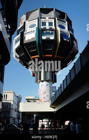 Berlin, Allemagne. 27 Jan, 2017. Le futuriste architecture bâtiment-pop des années 70, que l'on appelle "Bierpinsel' à Berlin, Allemagne, 27 janvier 2017. La tour est intégrée dans la Joachim Tiburtius pont. Il a été placé sous la préservation historique depuis janvier 2017. Photo : Jens Kalaene Zentralbild-/dpa/ZB/dpa/Alamy Live News Banque D'Images