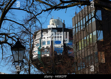 Berlin, Allemagne. 27 Jan, 2017. Le futuriste architecture bâtiment-pop des années 70, que l'on appelle "Bierpinsel' à Berlin, Allemagne, 27 janvier 2017. La tour est intégrée dans la Joachim Tiburtius pont. Il a été placé sous la préservation historique depuis janvier 2017. Photo : Jens Kalaene Zentralbild-/dpa/ZB/dpa/Alamy Live News Banque D'Images