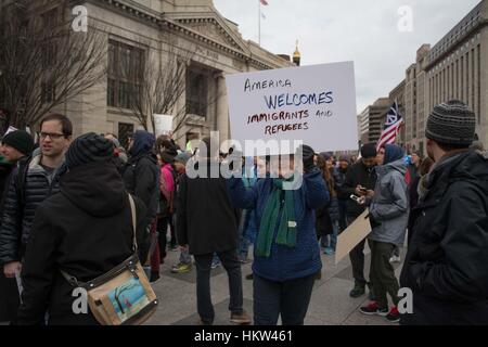 Washington, DC, USA. 29 janvier, 2017. Des centaines de manifestants se sont rassemblés près de la Maison Blanche pour s'opposer à l'atout du Président en matière d'immigration. Credit : Dimitrios Manis/ZUMA/Alamy Fil Live News Banque D'Images