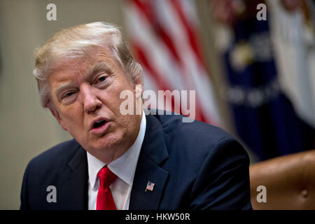 Washington, DC, USA. Jan 30, 2017. Le Président américain Donald Trump s'exprime en tant qu'il rencontrera les dirigeants des petites entreprises dans la Roosevelt Room de la Maison Blanche à Washington, DC, États-Unis, le lundi, Janvier 30, 2017. Credit : MediaPunch Inc/Alamy Live News Banque D'Images