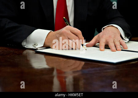 Washington, DC, USA. Jan 30, 2017. Le Président américain Donald Trump signe un ordre exécutif dans le bureau ovale de la Maison blanche dans la région de Washington, DC, États-Unis, le lundi, Janvier 30, 2017. Trump a dit qu'il ìdramatically réduire la réglementation cadre avec cette action de l'exécutif. Crédit : Andrew Harrer/Piscine via CNP - AUCUN FIL SERVICE - Photo : Andrew Harrer/consolidé Nouvelles Photos/Andrew Harrer - Piscine via CNP/dpa/Alamy Live News Banque D'Images