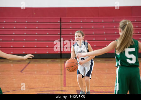 Staten Island, USA-décembre10,2016 : Basket-ball Équipe avec places OLHA Team St.Patrick. Les équipes sont parrainés par l'Organisation de la jeunesse catholique de l'Archidiocèse de New York. Banque D'Images