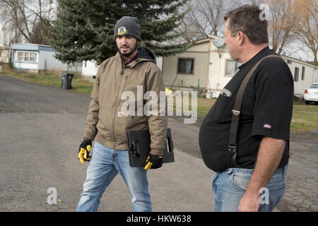 Moscou, New York, USA. 17 novembre, 2016. James Ware parle avec Syringa Mobile Home Park manager, Neil Carle sur le processus de nettoyage. Credit : Crédit : /ZUMA Wire/Alamy Live News Banque D'Images