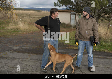 Moscou, New York, USA. 17 novembre, 2016. James Ware parle avec Syringa Mobile Home Park manager, Neil Carle sur le processus de nettoyage. Credit : Crédit : /ZUMA Wire/Alamy Live News Banque D'Images