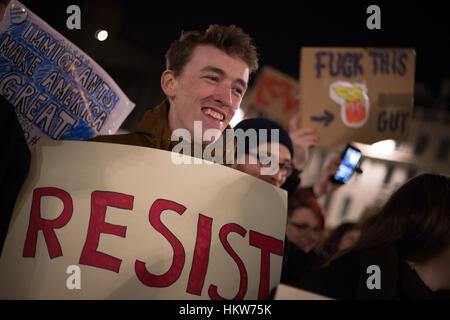 Glasgow, Royaume-Uni. Jan 30, 2017. Protestation contre les politiques et présidence de Donald Trump, président des États-Unis d'Amérique, à George Square, Glasgow, Ecosse, le 30 janvier 2017. Crédit : Jeremy sutton-hibbert/Alamy Live News Banque D'Images