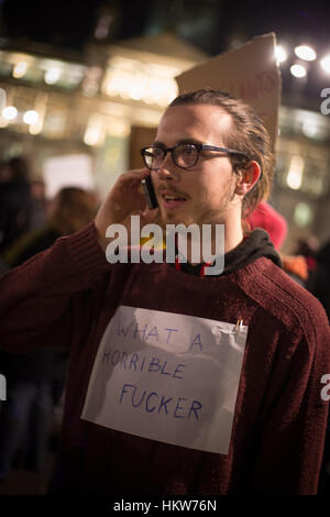 Glasgow, Royaume-Uni. Jan 30, 2017. Protestation contre les politiques et présidence de Donald Trump, président des États-Unis d'Amérique, à George Square, Glasgow, Ecosse, le 30 janvier 2017. Crédit : Jeremy sutton-hibbert/Alamy Live News Banque D'Images