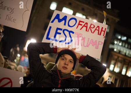 Glasgow, Royaume-Uni. Jan 30, 2017. Protestation contre les politiques et présidence de Donald Trump, président des États-Unis d'Amérique, à George Square, Glasgow, Ecosse, le 30 janvier 2017. Crédit : Jeremy sutton-hibbert/Alamy Live News Banque D'Images