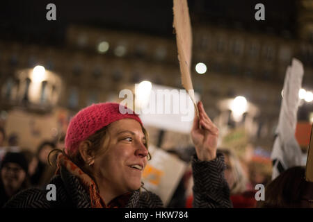 Glasgow, Royaume-Uni. Jan 30, 2017. Protestation contre les politiques et présidence de Donald Trump, président des États-Unis d'Amérique, à George Square, Glasgow, Ecosse, le 30 janvier 2017. Crédit : Jeremy sutton-hibbert/Alamy Live News Banque D'Images