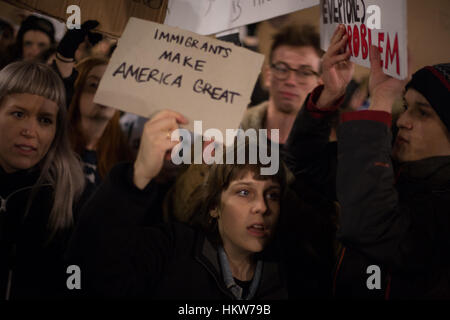 Glasgow, Royaume-Uni. Jan 30, 2017. Protestation contre les politiques et présidence de Donald Trump, président des États-Unis d'Amérique, à George Square, Glasgow, Ecosse, le 30 janvier 2017. Crédit : Jeremy sutton-hibbert/Alamy Live News Banque D'Images