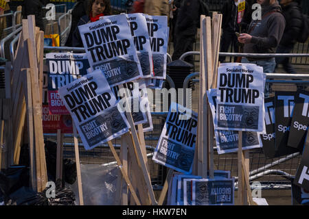 Londres, Royaume-Uni. 30 janvier, 2017. Amnesty International prendre part à Londres protester contre l'interdiction par l'atout de Donald sur les ressortissants de sept pays, dont la Syrie, d'entrer dans les Etats-Unis, et la suspension de son programme de réinstallation des réfugiés. La manifestation devant Downing Street à 6h00 a été l'un des nombreux prévu dans les villes à travers le Royaume-Uni, qu'Amnesty soutient également. Credit : Malcolm Park editorial/Alamy Live News Banque D'Images