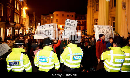 Brighton, UK. 30 janvier, 2017. Des milliers de personnes dans les rues de Brighton qu'ils prennent part à une Anti-Trump de protestation. La protestation est contre le président américain Donald Trump, d'interdire les personnes de sept pays majoritairement musulmans y compris l'Iraq, l'Iran et la Somalie à partir d'entrer aux États-Unis. Crédit : Simon Dack/Alamy Live News Banque D'Images