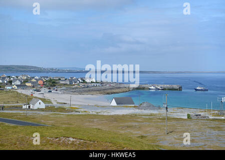 Donnant sur le port sur l'île de Isheer du cimetière en Caomhán church Banque D'Images