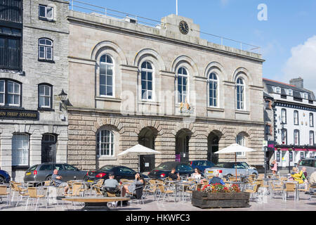 L'Ancienne Douane et café en plein air, Quay Road, Barbican, Plymouth, Devon, Angleterre, Royaume-Uni Banque D'Images