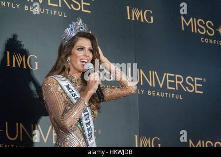 Manila, Philippines. Jan 30, 2017. Miss France, Iris Mittenaere, la nouvelle Miss Univers lors de sa première conférence de presse au centre des médias de Miss Univers à Pasay. Crédit : J Gerard Seguia/Pacific Press/Alamy Live News Banque D'Images