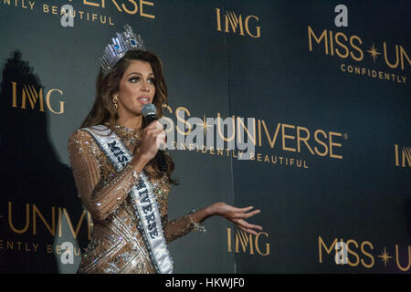 Manila, Philippines. Jan 30, 2017. Miss France, Iris Mittenaere, la nouvelle Miss Univers lors de sa première conférence de presse au centre des médias de Miss Univers à Pasay. Crédit : J Gerard Seguia/Pacific Press/Alamy Live News Banque D'Images