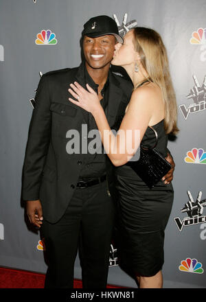 Javier Colon et Maureen Colon arrive sur NBC's 'La voix de la Saison 2 partie à Hollywood, Californie le 29 juin 2011. Photo par Francis Specker Banque D'Images