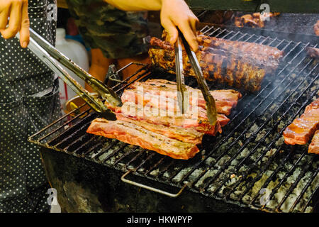 La viande grillée sur le barbecue piscine articles alimentaires. Street food barbecue outils. Concept de manger à l'extérieur dans la semaine. Banque D'Images