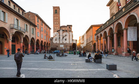 Bologne, Italie - le 2 novembre 2012 : les élèves sur la Piazza Giuseppe Verdi près de l'Université de Bologne. L'Université est la première université et est la plus ancienne Banque D'Images