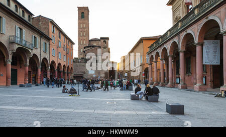 Bologne, Italie - le 2 novembre 2012 : les élèves sur la Piazza Giuseppe Verdi près de l'Université de Bologne en soirée d'automne. L'Université est la première université Banque D'Images