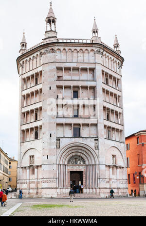 Parme, Italie - 3 NOVEMBRE 2012 : vue avant du baptistère de la Piazza del Duomo à Parme ville. De construction a commencé en 1196 par Baptistère Antelami. Banque D'Images