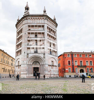 Parme, Italie - 3 NOVEMBRE 2012 : avis du baptistère de la Piazza del Duomo à Parme ville. De construction a commencé en 1196 par Baptistère Antelami. Banque D'Images