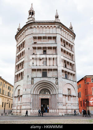 Parme, Italie - 3 NOVEMBRE 2012 : façade de baptistère de la Piazza del Duomo à Parme ville. De construction a commencé en 1196 par Baptistère Antelami. Banque D'Images