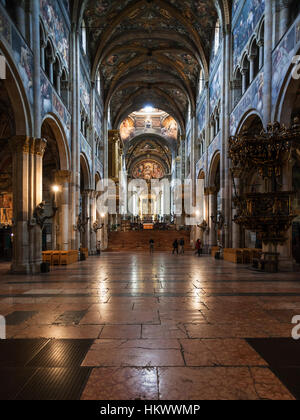 Parme, Italie - 3 NOVEMBRE 2012 : nef de cathédrale dans la ville de Parme. La construction d'église a été commencé en 1059 par l'évêque, et a été consecr Cadalo Banque D'Images