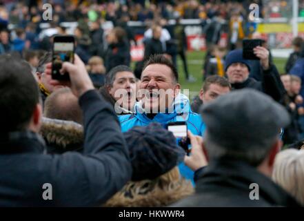 Sutton United Manager Paul Doswell célèbre avec les fans après avoir gagné la FA Cup quatrième ronde match entre Sutton United et Leeds United à l'Arrondissement Terrain de sport à Londres. Le 29 janvier 2017. Utilisez UNIQUEMENT ÉDITORIALE Banque D'Images